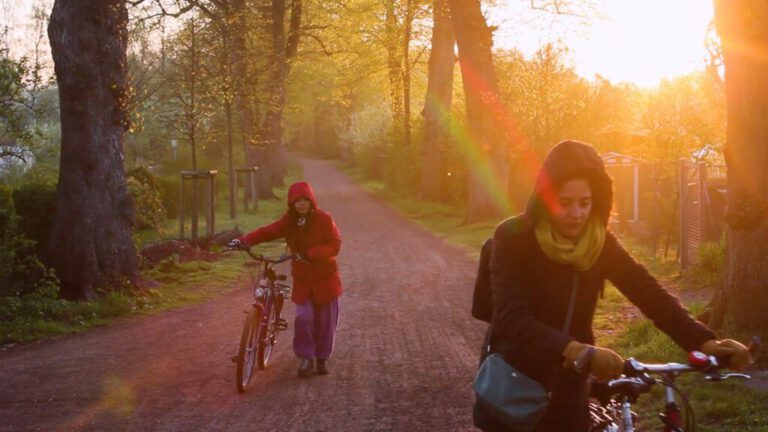 Imagen de una niña con capucha roja en un camino de bosque en una producción de Marallavi Films.